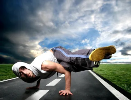 华亿娱乐城：华谊兄弟年亏损10亿：腾讯清仓 王忠军兄弟持续套现 雷递网 雷建平 4月28日.